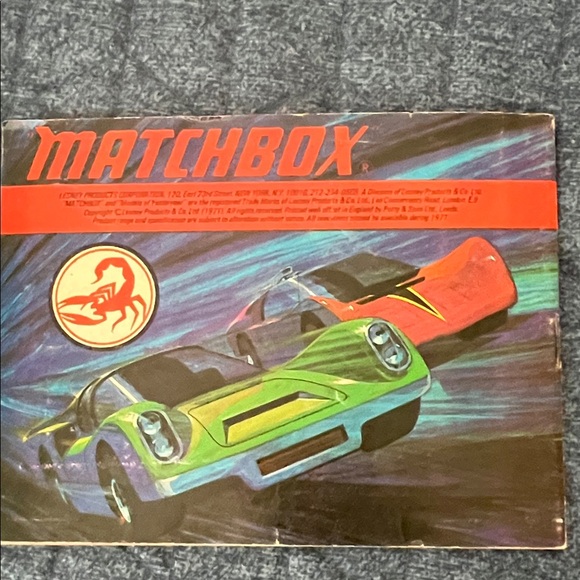 Matchbox vintage cars, Corgi toys and Matchbox vintage catalogs, Mattel tin pin - Picture 5 of 13